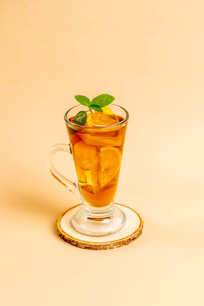 glass of ice lemon tea with mint - Foto, Imagen