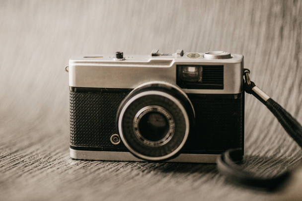 A closeup shot of a film camera on a textured background - Фото, зображення