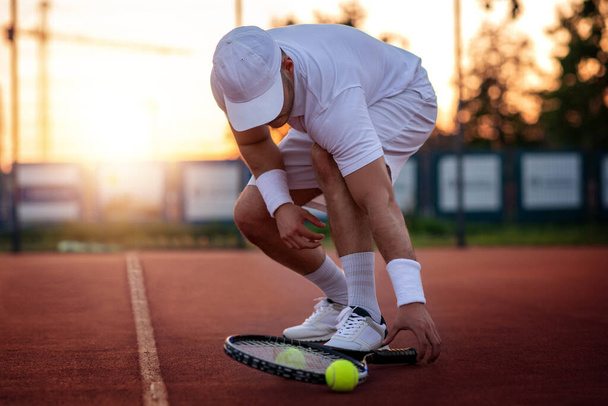 Tennisspieler auf dem Tennisplatz. Konzept von Fitness und gesunder Lebensweise. - Foto, Bild