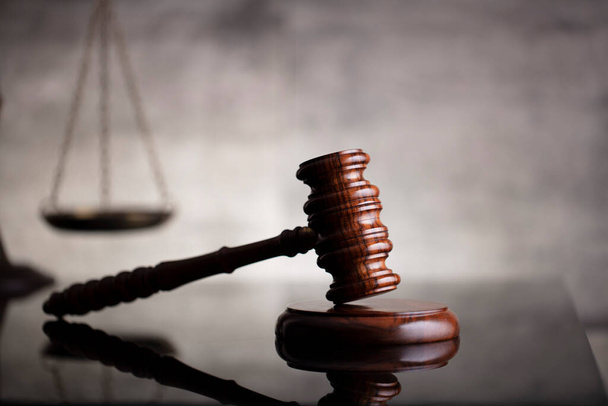 Νόμο και δικαιοσύνη. Σύνθεση νομικών συμβόλων: δικαστές gavel, άγαλμα και κλίμακα Θέμη. Γκρι φόντο. - Φωτογραφία, εικόνα