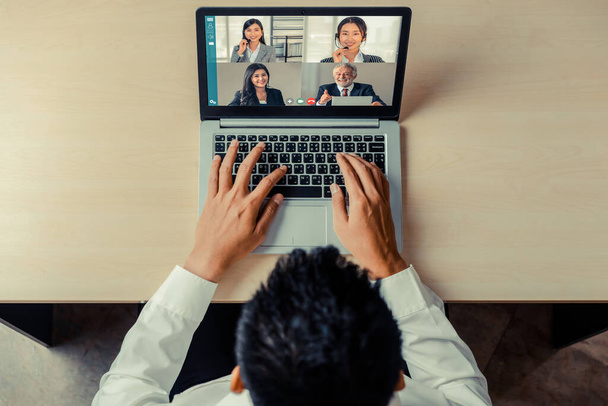 Videohívás üzletemberek találkozó virtuális munkahelyen vagy távoli irodában - Fotó, kép