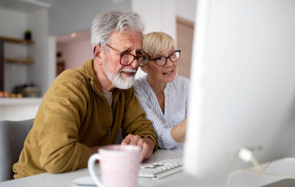 Senior woman helping senior man to use computer. Technology people concept - Φωτογραφία, εικόνα