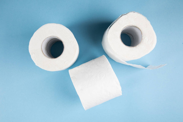 mavi arkaplanda tuvalet kağıtları - Fotoğraf, Görsel