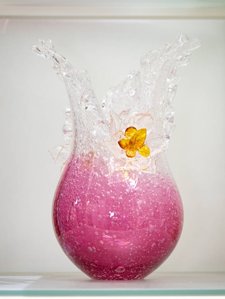 Jarrón de cristal con cuello roto y flor de cristal. Un hermoso objeto de arte hecho por el método tradicional de sopladores de vidrio checos. - Foto, imagen