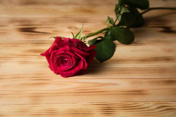 red rose on wooden background - Foto, afbeelding