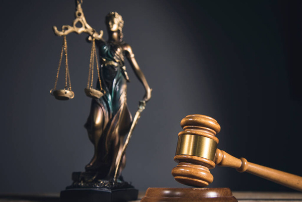 статуя правосудия и молоток на деревянном столе - Фото, изображение