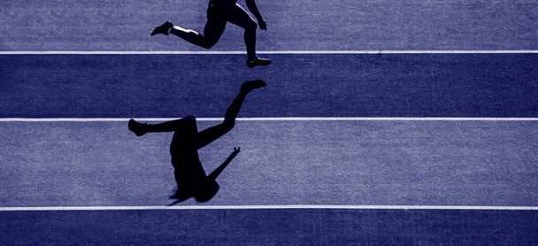 corridore donna caucasica corridore correre in silhouette sullo sfondo dello stadio. Filtro colore blu. Concetto sportivo professionale - Foto, immagini