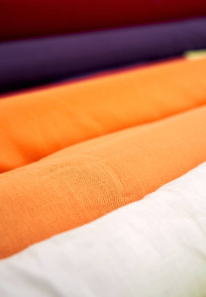 Värikäs tekstiili pellavakangas rullina ateljeessa tai verhoilu - Valokuva, kuva