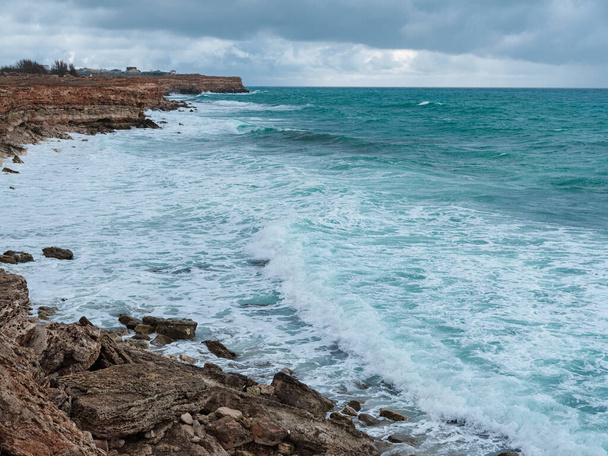 Prachtig uitzicht op de oceaan golven en een fantastische rotsachtige kust, zee patronen, achtergrond behang. - Foto, afbeelding