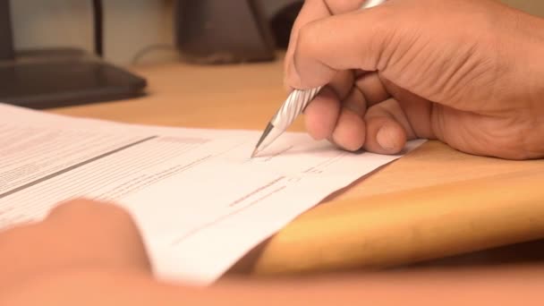 Dokumentum vagy megállapodás aláírása. Aláírás a jelentkezési lapon Közelkép. - Felvétel, videó