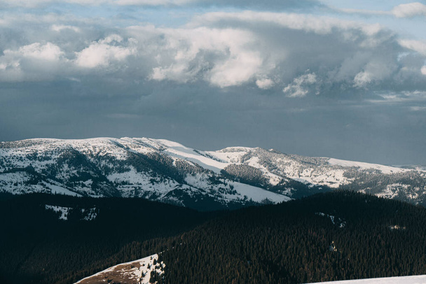 Сніжні хребти гір у Карпатських горах. - Фото, зображення