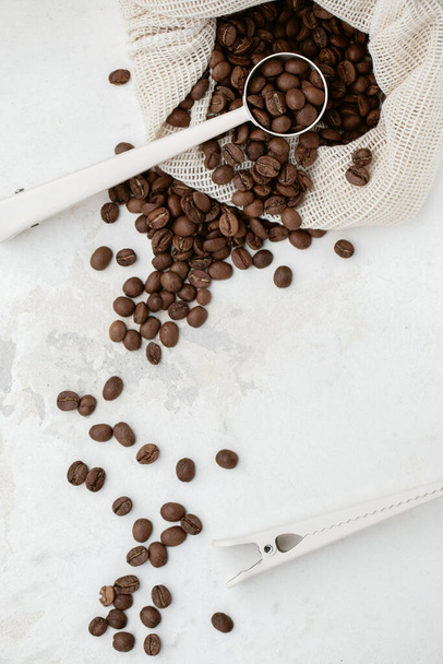 Granos de café marrón rico macro con cuchara - Foto, Imagen