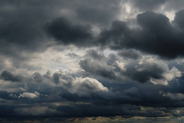 雨の前に嵐の雲と美しい暗い劇的な空 - 写真・画像