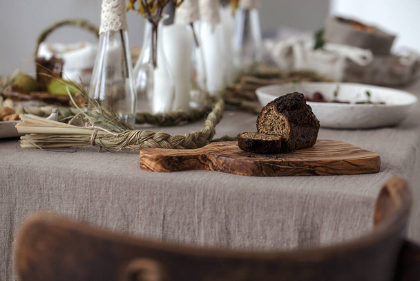 Безглютеновий хліб на прикрашеному столі в сільському стилі
 - Фото, зображення