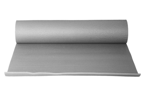 Коврик йоги серого цвета, выделенный на белом фоне. - Фото, изображение