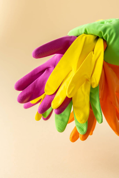 Ellerini korumak için çok renkli lastik eldivenler, yakın yıkama, temizlik konsepti. - Fotoğraf, Görsel