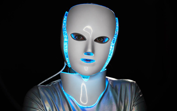 Porträt eines futuristischen Roboters. Konzept der Zukunftstechnologie. - Foto, Bild