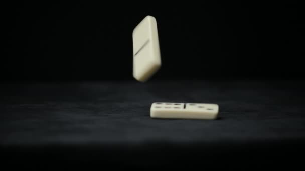 Střelba padajících prvků hry domino - Záběry, video