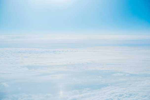 Zicht op lucht en wolk, vakantie en reisconcept - Foto, afbeelding