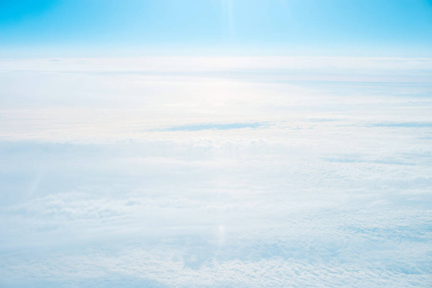 Προβολή σε έναν ουρανό και σύννεφο, διακοπές και ταξιδιωτική έννοια - Φωτογραφία, εικόνα