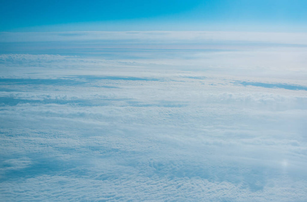 Вид на небо и облака, концепция отпуска и путешествия - Фото, изображение