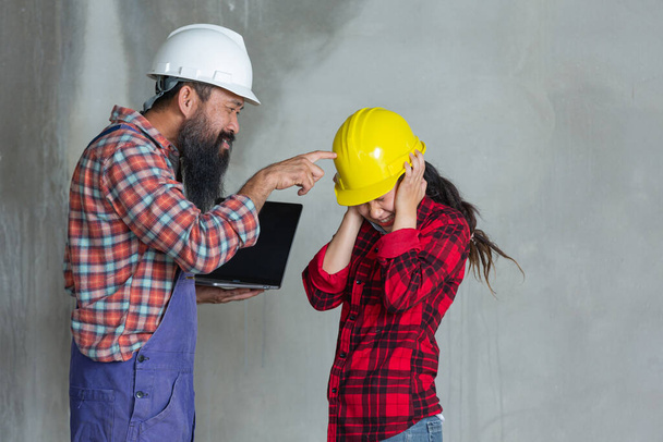 Trabajadores o ingenieros tristes en la construcción - Foto, Imagen