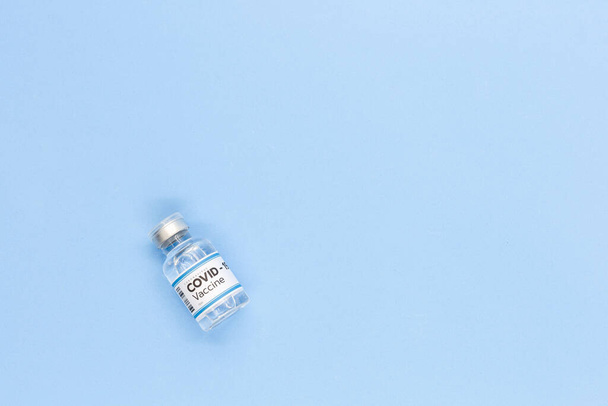 Top view Vakcína a injekční stříkačka s kopírovacím prostorem, léčba přípravkem Covid 19 Coronavirus. , Jeho použití pro prevenci, imunizaci a léčbu, Lékařský koncept, izolované na bílém pozadí - Fotografie, Obrázek