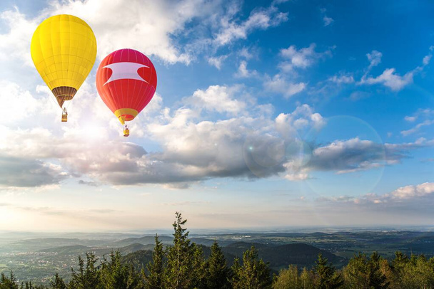 twee ballonnen in de wolken, toerisme in de lucht - Foto, afbeelding