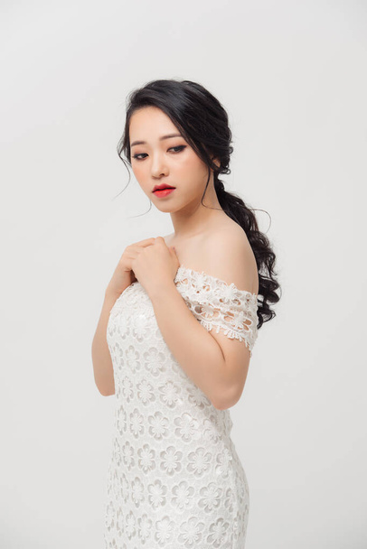 Feliz retrato de mujer asiática joven elegante con vestido blanco. Belleza, concepto de moda. - Foto, imagen