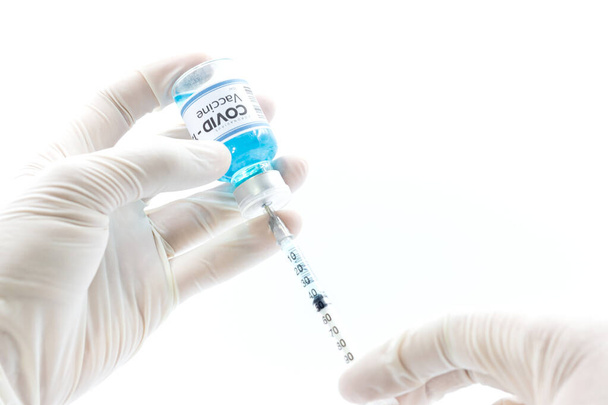 コピースペースの医者の白いワクチン瓶の手のワクチンの概念。ワクチン｜コロナウイルス対策、予防接種、治療、医療コンセプト - 写真・画像