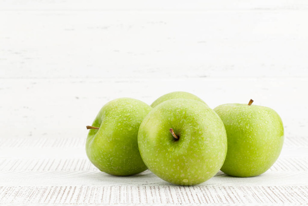 Fresh ripe green apples on wooden table. With copy space - Foto, imagen