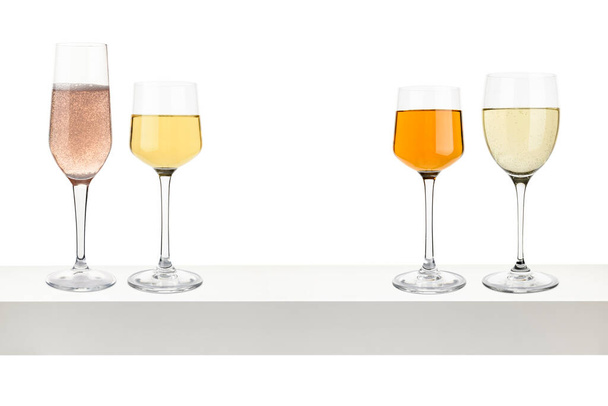 Szemüveg különböző borral a fehér polcon. - Fotó, kép