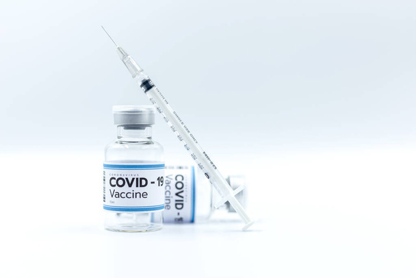 Covid 19 Coronavirus 'u tedavi etmek için aşı ve şırınga ile fotokopi alanı, tedavi. Beyaz arka planda izole edilmiş önleme, aşılama ve tedavi, tıbbi konsept kullanımı - Fotoğraf, Görsel