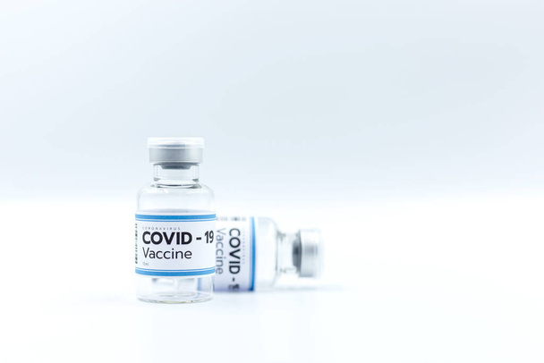 Vaccino e siringa iniettabili con spazio per la copia, trattamento per curare Covid 19 Coronavirus. , I suoi usi per la prevenzione, l'immunizzazione e il trattamento, concetto medico, isolato su sfondo bianco - Foto, immagini