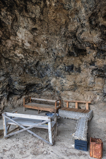 Cueva en el monasterio de Nuestra Señora de Qannoubine en el valle de Kadisha también deletreado como Qadisha en Líbano - Foto, imagen