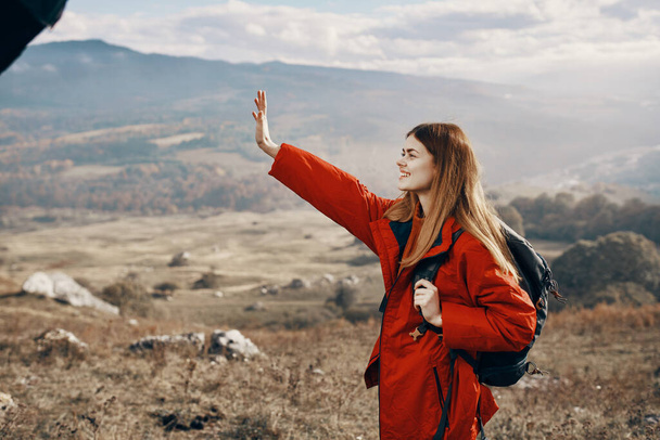 Voyage femme avec sac à dos repos dans les montagnes sur la nature paysage tourisme - Photo, image