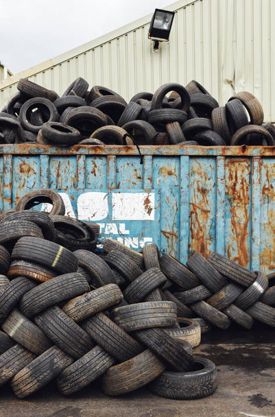 Reifenstapel aus ausrangierten Autos auf Kfz-Recyclinghof - Foto, Bild