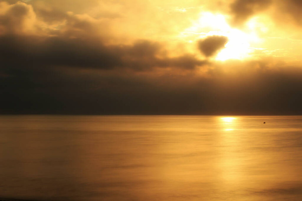 アレナレス・デル・ソル、アリカンテ、南スペインのピンクと金色のビーチで美しい日の出 - 写真・画像