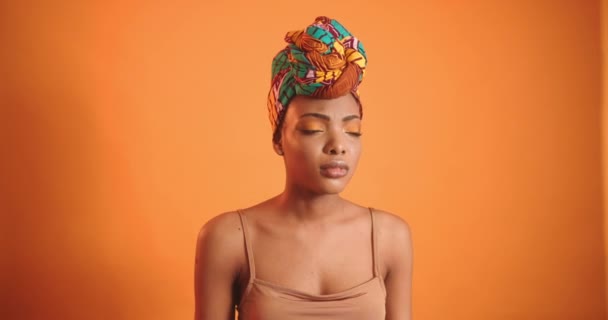 De Afrikaanse vrouw greep haar hoofd. Hoofdpijn, verdriet in het gezicht. Afrikaanse vrouw met hoofdpijn. - Video