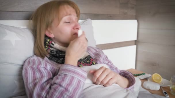 Mujer enferma en la cama - Imágenes, Vídeo