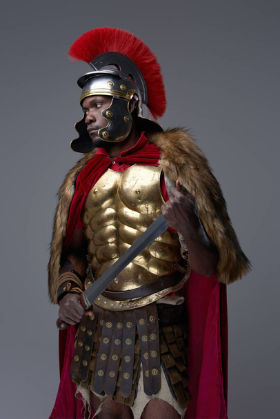 Soldado romano de ascendência africana com espada - Foto, Imagem
