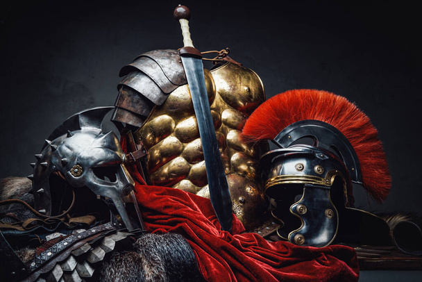 Antiguo guerrero roma y armadura de gladiador y espada - Foto, imagen
