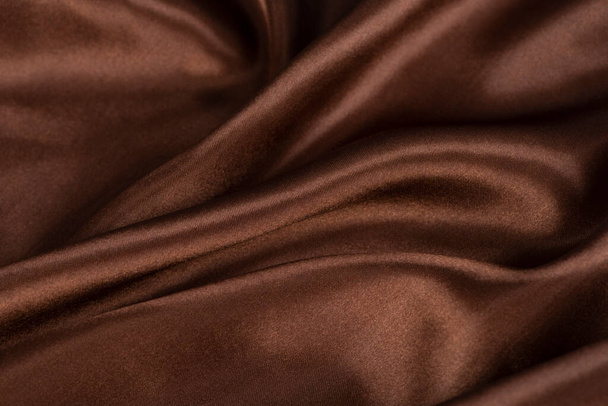 marrom ou chocolate seda cetim tecido textura fundo. Pano onda macia. Creases de cetim - Foto, Imagem