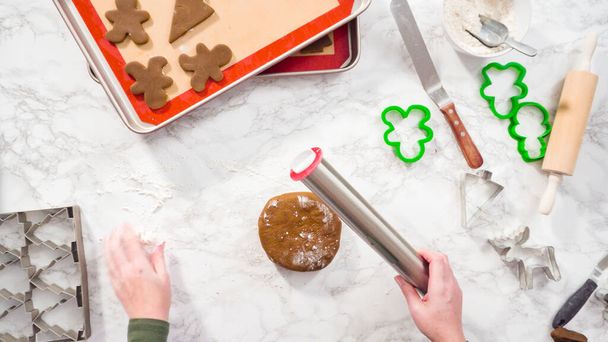 Plat gelegd. Stap voor stap. Rol peperkoek koekjesdeeg uit om kerstkoekjes te bakken. - Foto, afbeelding