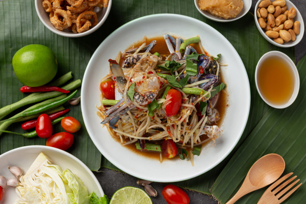 Salada de mamão, estilo tailandês som tum com caranguejo no fundo escuro - Foto, Imagem