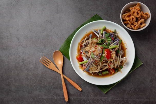 Salada de mamão, estilo tailandês som tum com caranguejo no fundo escuro - Foto, Imagem