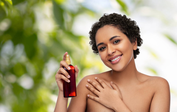 young african american woman with unscreen oil - Foto, imagen