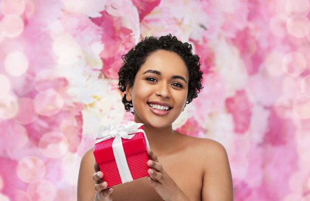 portrait of young african american woman with gift - Фото, зображення