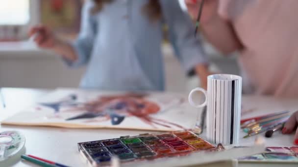 Coloridas pinturas de acuarela con familia feliz en el fondo - Metraje, vídeo
