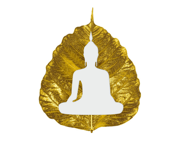 Aislado hermosa silueta Buda estatua forma de sentarse en una hoja de oro o Pho hoja (hoja bo, hoja bothi) sobre fondo blanco. - Foto, imagen